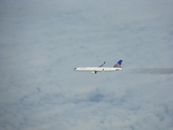 Passing below us on a flight to Toronto: a United Airlines Boeing 757.