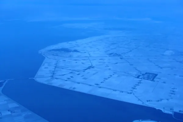 Quite a contrast: coming home from tropical Africa at dawn over a wintry Netherlands in mid-December. In the photo, a frozen Noordoostpolder with the Ketelbrug on the left.
